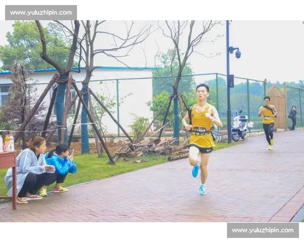 风停在接力区的榴花旁